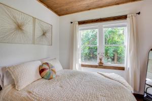 un dormitorio con una cama y una ventana en Less Than 1 Mi to Downtown Arcadia Tranquil Wooded Escape, en Arcadia