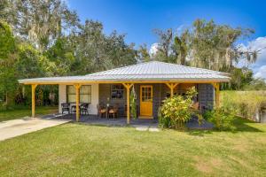 Casa con porche con mesa y sillas en Less Than 1 Mi to Downtown Arcadia Tranquil Wooded Escape, en Arcadia