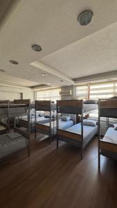 Una habitación con varias literas. en Hostelida Konya, en Konya