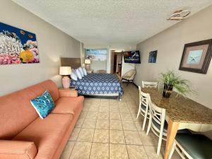 uma sala de estar com um sofá e uma cama em Landmark resort em Myrtle Beach