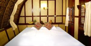 Spice Coast Cruises - Houseboat, A CGH Earth Experience客房内的一张或多张床位