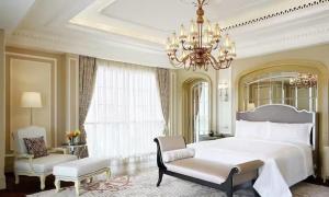 Ένα ή περισσότερα κρεβάτια σε δωμάτιο στο Al Habtoor Palace