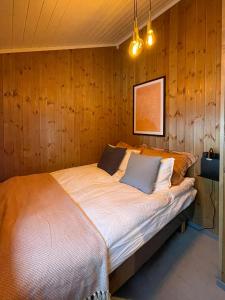 Ένα ή περισσότερα κρεβάτια σε δωμάτιο στο Luxury By The Fjord In Ranvik