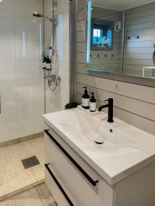 Ένα μπάνιο στο Luxury By The Fjord In Ranvik +33 φωτογραφίες