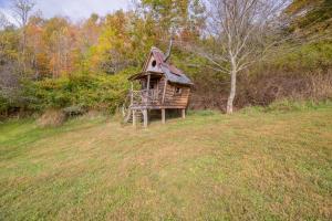 una piccola casetta per uccelli posta in cima a un campo di Cottage on Creeper Trail with Wide Open Acreage a Damascus