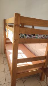 a wooden bunk bed in a room at Aconchego da dona Dulce in Pôrto Feliz