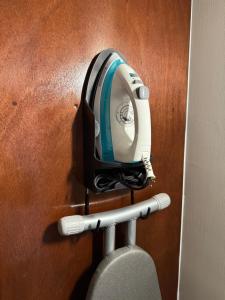 Un secador de pelo está colgado en una pared. en El Suburbio - Aldama, en Morelia 19 fotos más