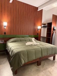 1 dormitorio con 1 cama verde grande en una habitación en El Suburbio - Aldama, en Morelia