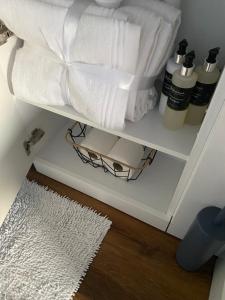 Postel nebo postele na pokoji v ubytování Levenvale Studio