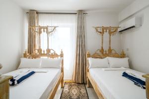 モンバサにあるBubbles Cozy Homes Nyaliの窓のある部屋にベッドが2つある +29枚の写真