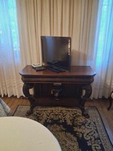 サンティアゴにあるCasa dos Leonesの木製テーブルの上に座ったテレビ
