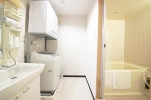 宮崎市にあるMiyazaki Mango Hotel - Vacation STAY 58315vのキッチン(冷蔵庫、シンク、バスタブ付) +25枚の写真