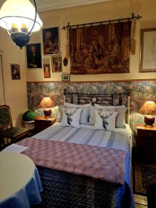 a bedroom with a large bed and two lamps at Casa dos Leones in Santiago +49 photos