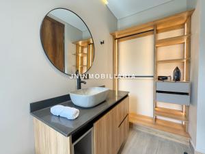 a bathroom with a sink and a mirror at Apartamento de lujo a 3 minutos del Aeropuerto JMC 302 in Rionegro +18 photos