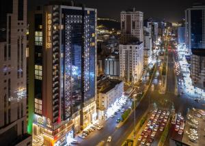 a city skyline at night with traffic on a busy street at Hotel 21 Makkah in Makkah