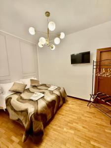 Un dormitorio con una cama grande y un televisor. en St Mark's Square - K Collection, en Venecia 2 fotos más