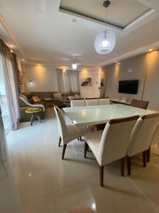 a living room with a table and chairs at Apartamento aconchegante a 100 metros da praia! in Porto Belo