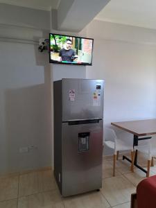 サンフアンにあるEXCELENTE MONOAMBIENTE a estrenarの冷蔵庫の上に掛けられたテレビの上