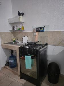 Køkken eller tekøkken på Yellow house + 2 billeder