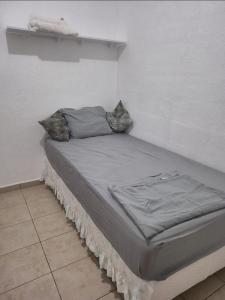 En eller flere senge i et værelse på Yellow house