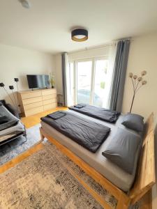 Μια τηλεόραση ή/και κέντρο ψυχαγωγίας στο Modernes Apartment nahe Bahnhof Pasing & Arcaden