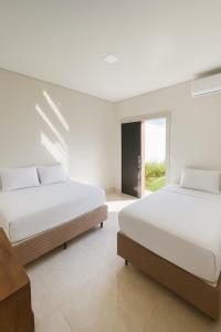 Ένα ή περισσότερα κρεβάτια σε δωμάτιο στο A Casa Paradisíaca ll Luxo Piscina Super Mega Quente até 50 graus Aquecimento Elétrico e Solar Casa com Sauna a Vapor e Ar Condicionado em Todos Ambientes e Lavanderia com Roupa de Cama e Banho