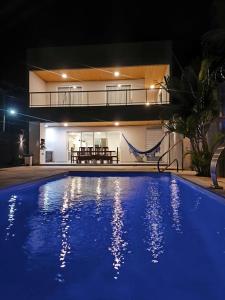 ein Swimmingpool vor einem Haus bei Nacht in der Unterkunft Casa Barramar Temporada in Barra de São Miguel