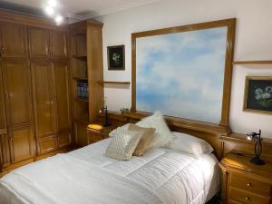 ein Schlafzimmer mit einem weißen Bett mit einem großen Fenster in der Unterkunft Army Deluxe in Astorga