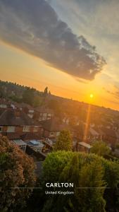 Una vista de una ciudad con la puesta de sol en The Shinki House, en Nottingham