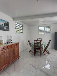 a kitchen with a table and chairs in a room at Maison Panorama 2 chambres in Sainte-Luce