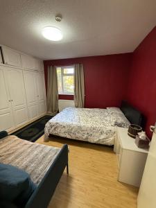 Un dormitorio con dos camas y una ventana. en Modern Wembley Apartment Walk to Stadium & Arena, en Londres