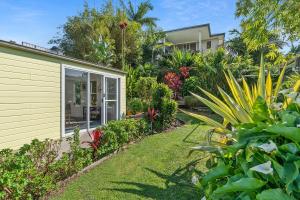 a garden in front of a house at Killarney at Old Erowal Bay in Erowal Bay