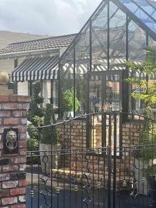 Tòa nhà nơi biệt thự tọa lạc