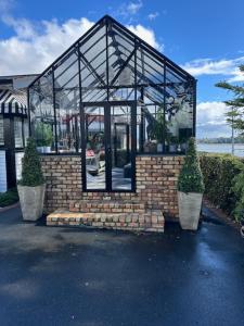 Tòa nhà nơi biệt thự tọa lạc