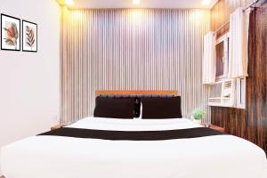 Gomti NagarにあるHotel O Blue Stone Near Singapore Mall Lucknowのベッドルーム1室(白いベッド1台付) +29枚の写真