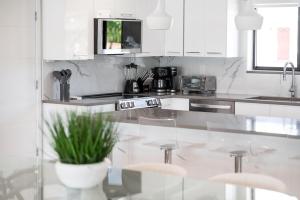 Sun Swept IslesにあるStunning Luxury Waterfront Oasis with a Poolのギャラリーの写真