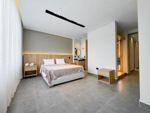 a bedroom with a large bed in a room at Apartamento de lujo a 3 minutos del Aeropuerto JMC 202 in Rionegro