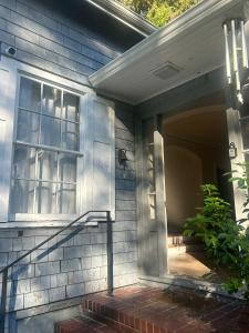 Facaden eller indgangen til Vancouver Guest House - Airport 10 Min, Downtown 15 Min - Free Parking & Fast Wi-Fi