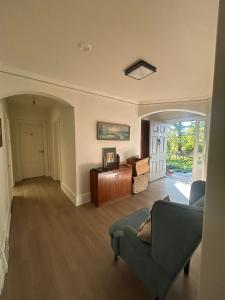 Et opholdsområde på Vancouver Guest House - Airport 10 Min, Downtown 15 Min - Free Parking & Fast Wi-Fi