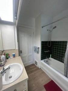 Et badeværelse på Vancouver Guest House - Airport 10 Min, Downtown 15 Min - Free Parking & Fast Wi-Fi