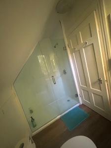 Et badeværelse på Vancouver Guest House - Airport 10 Min, Downtown 15 Min - Free Parking & Fast Wi-Fi + 11 billeder