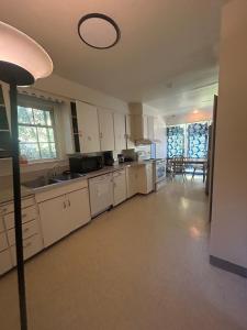 Køkken eller tekøkken på Vancouver Guest House - Airport 10 Min, Downtown 15 Min - Free Parking & Fast Wi-Fi