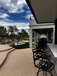 Φωτογραφία από το άλμπουμ του Golf Oasis New Outdoor Kitchen, Pool &4 King Beds σε Mesa
