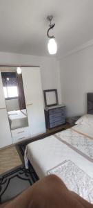 Un dormitorio con dos camas y un espejo. en Stylish moroccan appartment in Diour jamaa, en Rabat