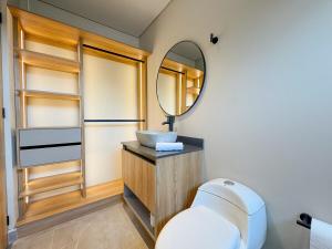 a bathroom with a sink and a mirror at Apartamento de lujo a 3 minutos del Aeropuerto JMC 201 in Rionegro