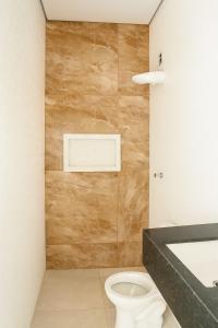 Ένα μπάνιο στο A Casa Paradisíaca ll Luxo Piscina Super Mega Quente até 50 graus Aquecimento Elétrico e Solar Casa com Sauna a Vapor e Ar Condicionado em Todos Ambientes e Lavanderia com Roupa de Cama e Banho