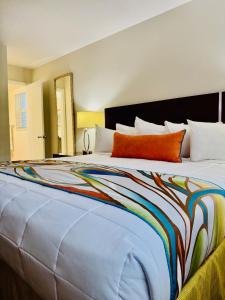 Ένα ή περισσότερα κρεβάτια σε δωμάτιο στο Surfsider Resort - A Timeshare Resort