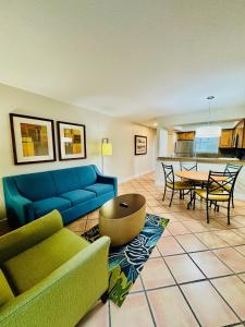 Χώρος καθιστικού στο Surfsider Resort - A Timeshare Resort