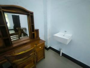 een badkamer met een wastafel en een spiegel bij Pondok Segara Guesthouse in Padangbai +42 foto's