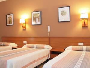 Postel nebo postele na pokoji v ubytování Hotel El Castell